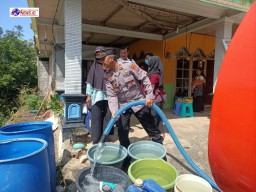 Polres Tulungagung Terus Salurkan Air Bersih ke Wilayah Kekeringan