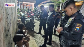 Lima Anggota Gengster Dibekuk Respati Polrestabes Surabaya di Pasar Kembang