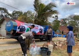 Polres Tulungagung Salurkan Air Bersih ke Wilayah Tanggunggunung