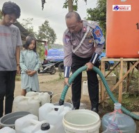 Peringati Harlantas Bhayangkara ke 69, Ditlantas Polda Jatim Salurkan Air Bersih Untuk Warga Terdampak Kemarau