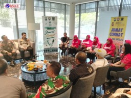 Polrestabes Surabaya Perkuat Harmoni Jelang Pilkada 2024 Lewat "Jum'at Curhat" dan Bantuan Sosial