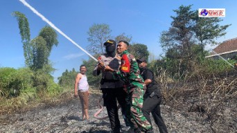 Sinergitas TNI dan Polri Bersama Warga Bantu Padamkan Kebakaran Lahan di Mojokerto