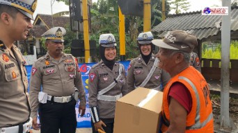 Peringati Hari Lalu Lintas Bhayangkara, Polres Blitar Kota Berbagi Bantuan Sosial