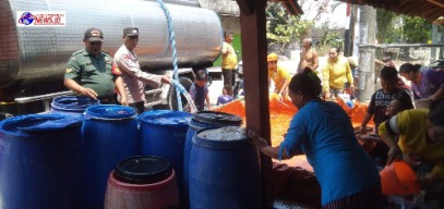 Sinergitas TNI Polri di Bojonegoro Beri Bantuan Air Bersih Untuk Warga Ngasem