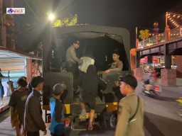 Satmapta Polresta Mojokerto Bersama Satpol PP Amankan Puluhan Pengamen