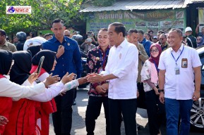 Kunjungi Pasar Dukuh Kupang, Presiden Jokowi Cek Harga dan Interaksi Dengan Warga