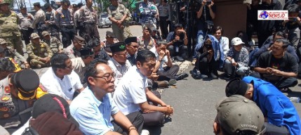 Mahasiswa PMII Gelar Aksi Unjuk Rasa di Depan Kantor DPRD Jember dan Kantor PU Cipta Karya