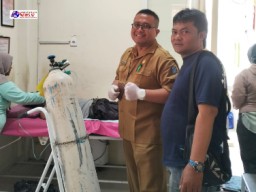 Diduga Alami Gejala Stroke, Seorang Pengendara Motor Jatuh di Jalan Sidodadi Surabaya