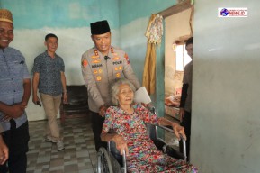 Senyum Bahagia Mbah Sonten Setelah Mendapatkan Kursi Roda Dari Polres Mojokerto