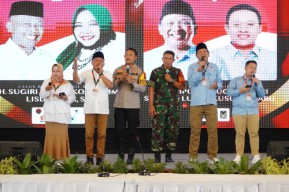 Polres Ponorogo Fasilitasi Paslon Gelar Deklarasi Damai Pilkada 2024 Nyayikan Lagu Kemesraan