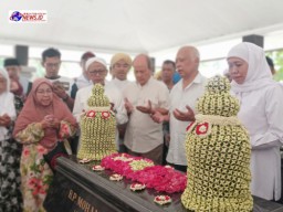 Kunjungan Khofifah Ziarah ke Makam Almarhum Raden Panji H. Muhammad Nur