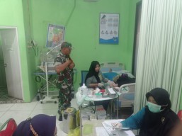 Babinsa Koramil 0817/02 Wringinanom Melaksanakan Kegiatan Pendampingan KB