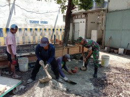 Tingkatkan Silaturahmi Dengan Warga Binaan, Babinsa Ampel Ikut Kerja Bakti Bangun Tempat Wudhu