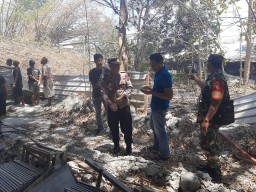 Polsek Campurdarat Datangi TKP Kebakaran Lahan Pekarangan Kosong di Desa Gamping