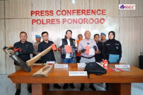 Polres Ponorogo Berhasil Ungkap Ilegal Logging, Tersangka dan Ratusan Batang Kayu Hutan Diamankan