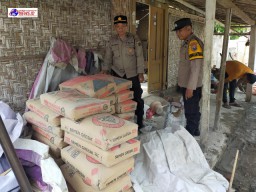 Jum'at Berkah, Polsek Kedungwaru Beri Bantuan Semen Untuk Pembangunan Musholla Wakaf Al Mubarokah