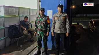 Sinergitas Polres Blitar Bersama TNI Amankan Bilik Suara Pilkada 2024 di Gudang KPU