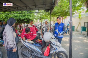 Samsat Surabaya Barat Berikan Pelayanan Terbaik Dengan Hadirkan Petugas Berompi Biru Bertuliskan "SILAHKAN TANYA KAMI"