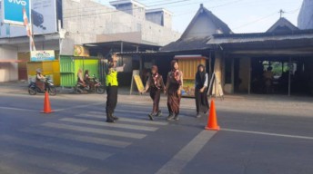 Polres Tulungagung Tempatkan Personil Satlantas,Samapta, Staf dan Jajarannya Berikan Pelayanan Kepada Masyarakat di Pagi Hari