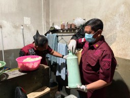 Tingkatkan Keamanan dan Ketertiban, Lapas Narkotika Kelas IIA Pamekasan Kanwil Kementerian Imigrasi dan Pemasyarakatan Gelar Penggeledahan Kamar Hunian