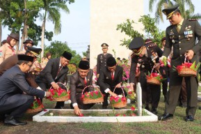 Peringati Hari Pahlawan, Kapolres Tulungagung Sebagai Irup Upacara Ziarah di TMP