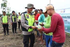 Sukseskan Asta Cita, Polres Bojonegoro Serahkan Bantuan Pertanian Untuk Masyarakat