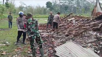 Gercep, Polisi dan TNI Bantu Tangani Dampak Angin Puting Beliung di Bondowoso