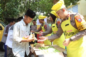 Dengan Mobil Senyum, Polres Tulungagung Bagikan Makanan Bergizi Gratis Buat Santri