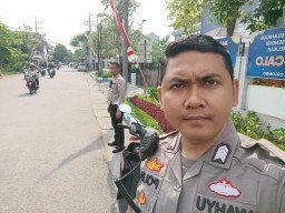 Anggota Regident Satlantas Polrestabes Surabaya, Laksanakan Giat Persempit Gerak Calo SIM