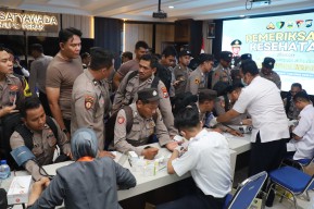 Polres Pelabuhan Tanjung Perak Cek Kesehatan dan Kelengkapan Petugas Pengamanan TPS Pilkada 2024