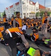 Kapolsek Simokerto Ikuti Apel Pengecekan Personil dan perlengkapan pengamanan TPS Pilkada 2024 Yang Dipimpin Oleh Kapolrestabes Surabaya