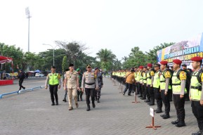 Kapolres Bangkalan Pimpin Apel Pergeseran Pasukan Pengamanan Pilkada di Halaman SGB