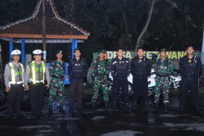 Sinergitas Polres Madiun Bersama TNI Patroli Skala Besar, Pastikan Kamtibmas Jelang Coblosan Pilkada Kondusif
