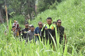 Kapolres Bondowoso Bersama Forkopimda Turun Langsung Cek Lokasi TPS Yang Susah Dijangkau