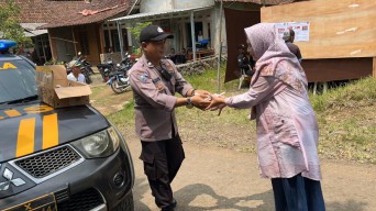 Usai Nyoblos, Masyarakat Banyuwangi Dapat Makan Gratis Dari Pak Polisi