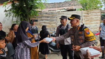 Polda Jatim Berbagi Makan Siang Gratis, Apresiasi Warga Situbondo Yang Sudah Nyoblos di TPS