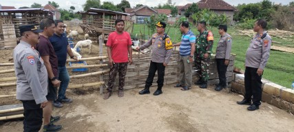 Polisi Beri Bantuan Bibit Jagung dan Pupuk di Sidoarjo, Wujudkan Ketahanan Pangan Nasional