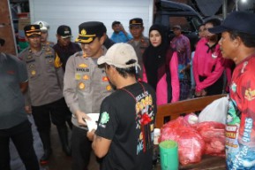 Polres Malang Salurkan Bantuan Untuk Warga di Tiga Kecamatan Terdampak Banjir