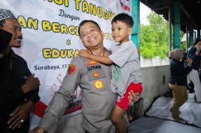 Kapolrestabes Surabaya Makan Bergizi Bersama Anak-Anak Jalanan dan Pemulung di Dukuh Kupang Barat