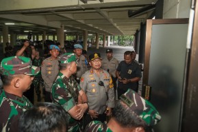 Kapolrestabes Surabaya Pantau Langsung Pengamanan Kebaktian Natal 2024 di Gereja Bethany