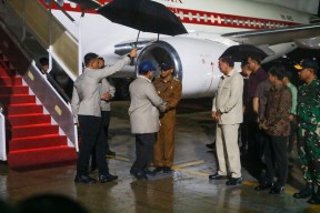 Ditengah Guyuran Hujan, Pangdam IX/ Udayana Sambut Kedatangan Presiden RI di Bandara EL Tari Kupang