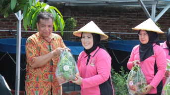 Kapolres Nganjuk Bersama Ketua Bhayangkari Cabang Nganjuk Panen Ikan Lele dan Sayur Mayur di Kolam Terpal Program P2L