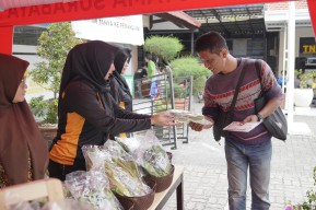 Ada Pemandangan Menarik di Samsat Surabaya Barat, Yakni Adanya PASAR TIBAN Yang Mengusung Tema Jumat Berbagi