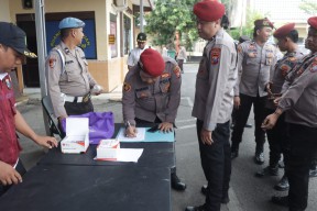 10 Personil Unit Jatanras Satreskrim Polres Sampang Laksanakan Tes Urine, Ini Hasilnya