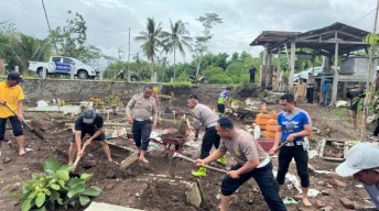 Gotong Royong Polisi Bersama Warga Perbaiki Makam yang Rusak Akibat Banjir di Blitar