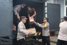 Polres Mojokerto Kota Dirikan Posko Tanggap Bencana dan Beri Bantuan Sembako Untuk Warga Terdampak Banjir