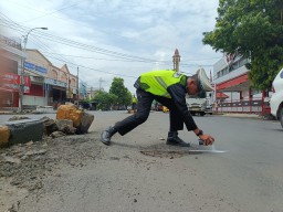Mitigasi Jelang Nataru, Polres Situbondo Tandai Jalan Berlubang di Jalur Pantura