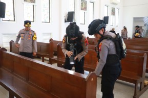 Pastikan Natal Aman, Polres Tanjung Perak Sterilisasi Gereja di Surabaya
