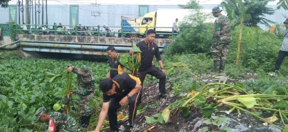 Cegah Banjir, Polisi Bersama TNI Bersihkan Sampah dan Enceng Gondok di Sungai Gebang Sidoarjo