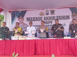 Polrestabes Surabaya Gelar Rilis Ungkap Kasus Tindak Kejahatan Selama Tahun 2024 dan Pemusnahan Barang Bukti